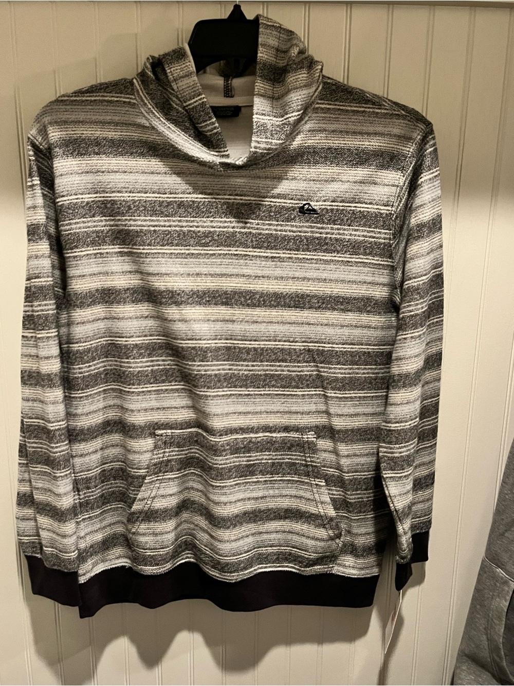 Quiksilver Gray & White Striped Hooded Pullover Boy’s XL 18/20 New!